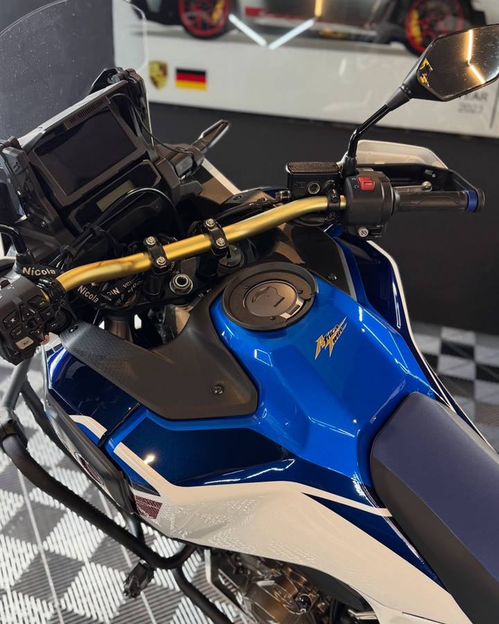 Tanque azul e branco da Honda Africa Twin com PPF