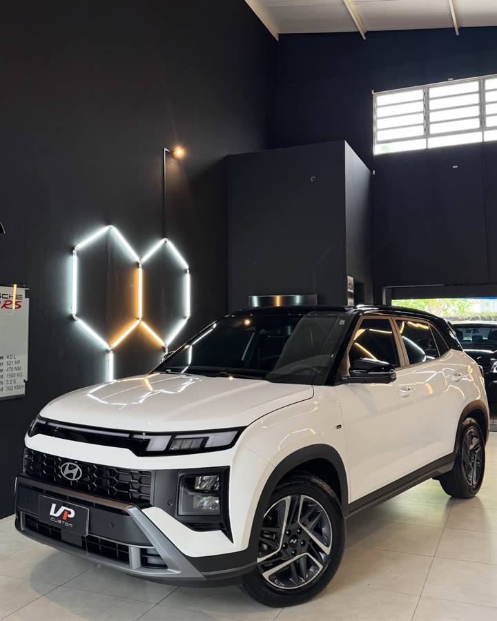Hyundai Creta N Line branco no showroom