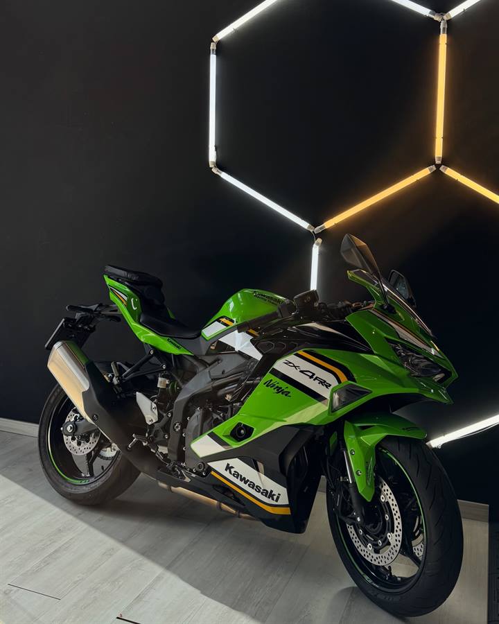 Kawasaki ZX-4RR verde no showroom