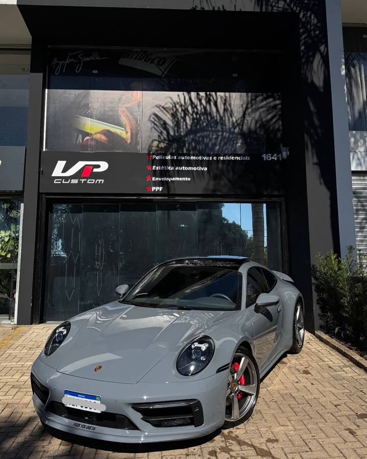 Porsche 911 cinza em frente à VP Custom