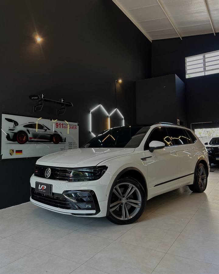 Volkswagen Tiguan R-Line branco no showroom da VP Custom
