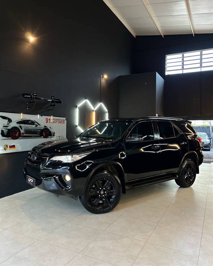 Toyota Hilux SW4 preta no showroom da VP Custom