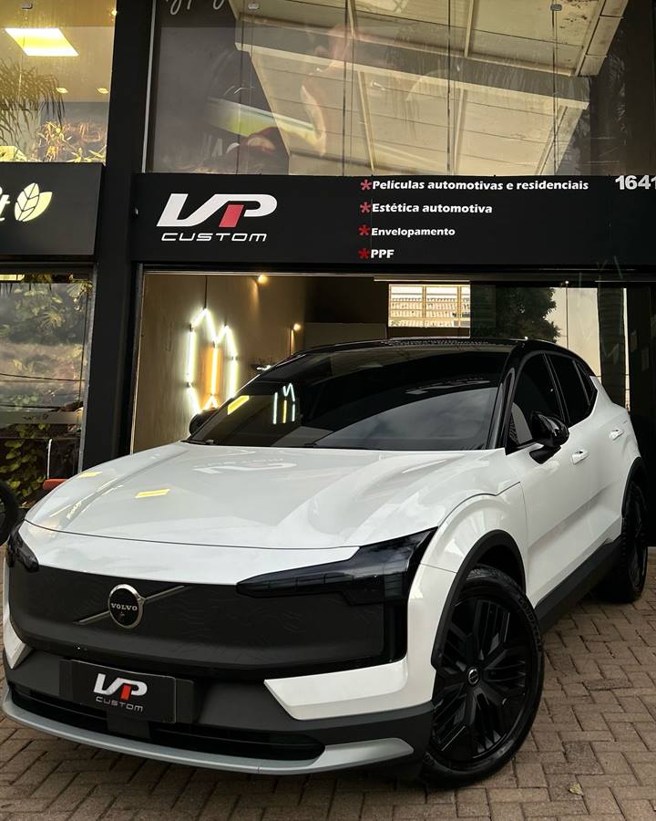 Volvo EX30 Cross Country branco na entrada da VP Custom