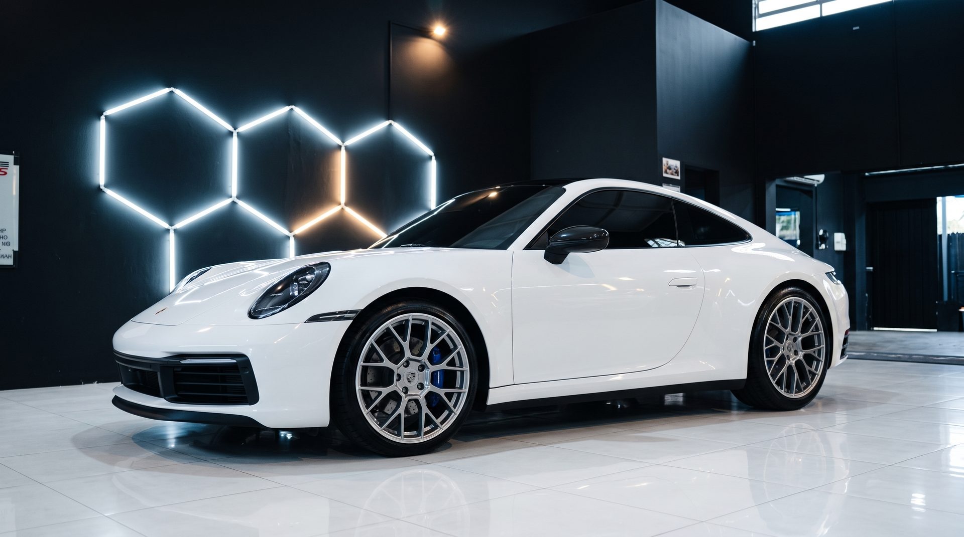 Porsche 911 branca no estúdio da VP Custom